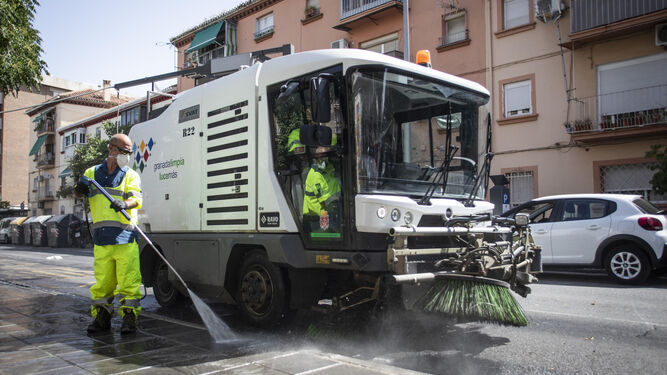 Imagen de archivo de labores de limpieza de calles en Granada