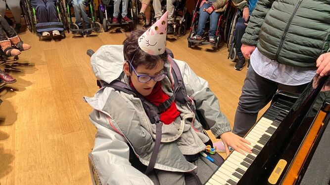 Ambrosio Valero acerca el piano a personas con parálisis cerebral con un taller inclusivo en el Auditorio Caja Rural Granada