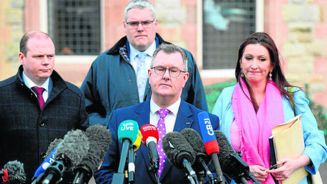Jeffrey Donaldson habla con los medios tras la reunión de su partido con el primer ministro británico en el Hotel Culloden, junto a Belfast.