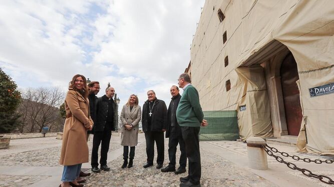 La consejera de Fomento ha visitado la Abadía junto al arzobispo de Granada.