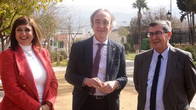 José Entrena, Indalecio Sánchez-Montesinos y Loli Cañavate, en su visita a los terrenos del nuevo centro de salud