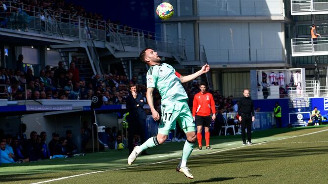 Quini controla el balón en el partido ante el Huesca