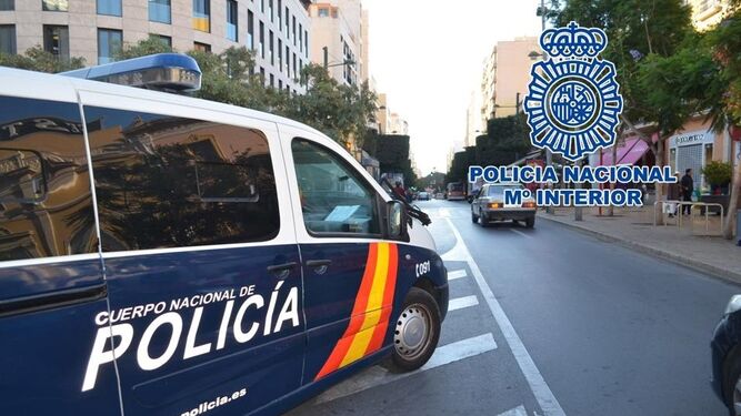 Imagen de archivo de un furgón de la Policía Nacional en las calles de Granada