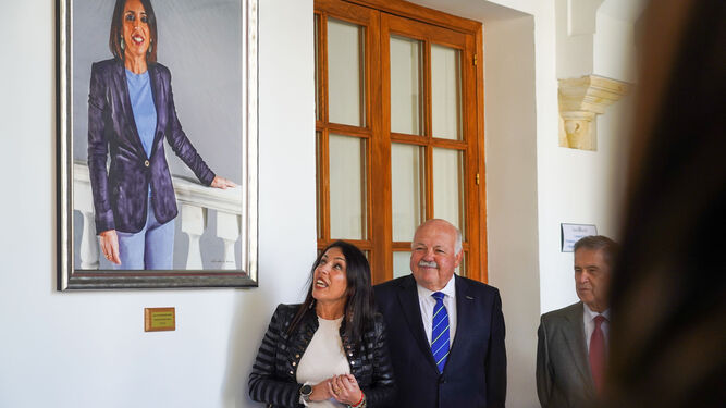 Marta Bosquet junto a su retrato en la Galería de Presidentes, acompañada de Jesús Aguirre.