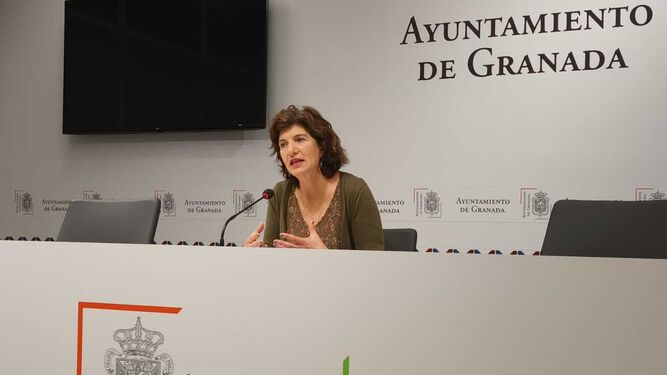 Elisa Cabrerizo, concejal de UP en Granada, en rueda de prensa.