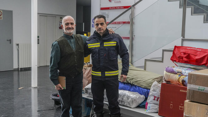 José Luis Varela, jefe de Bomberos de Almuñécar, junto a Ibrahim Pérez, coordinador de la ayuda a Turquía.