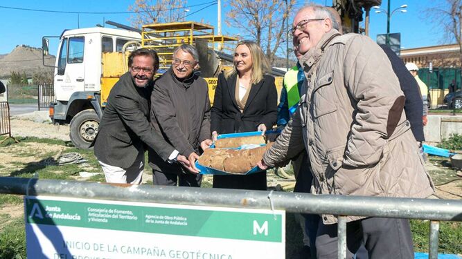La consejera Marifrán Carazo sostiene la primera muestra de terreno para la ampliación Norte del Metro de Granada