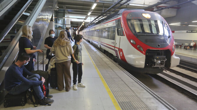 Un tren Civia que opera en las Cercanías de Málaga