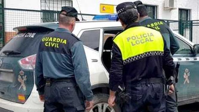 Imagen de la detención facilitada por la Policía Local de Íllora a través de sus redes sociales.