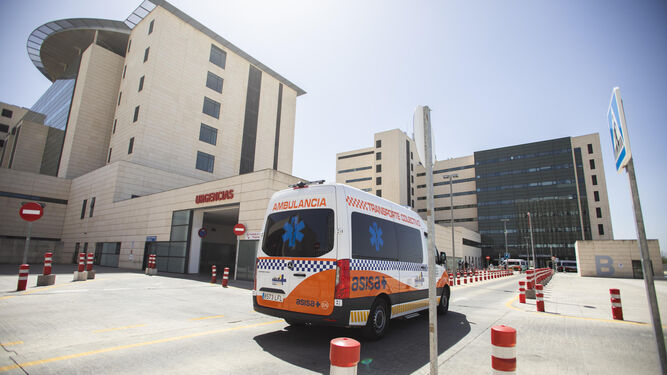 Imagen de archivo de una ambulancia en el Hospital San Cecilio de Granada