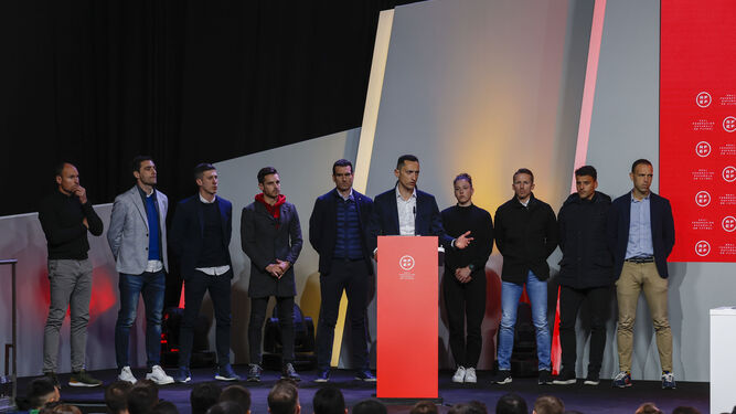 Sánchez Martínez, con los árbitros de Primera detrás durante la rueda de prensa.