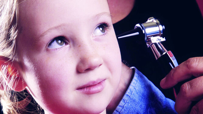 Imagen de archivo de una prueba de audición a una niña