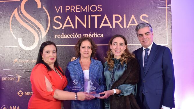 García Rescalvo, primera a la izquierda, junto a la consejera de Salud y Consumo, Catalina García, también premiada