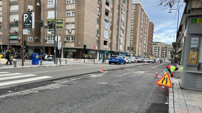 Imagen de las tareas de asfaltado realizadas en la calle Poeta Manuel de Góngora de Granada