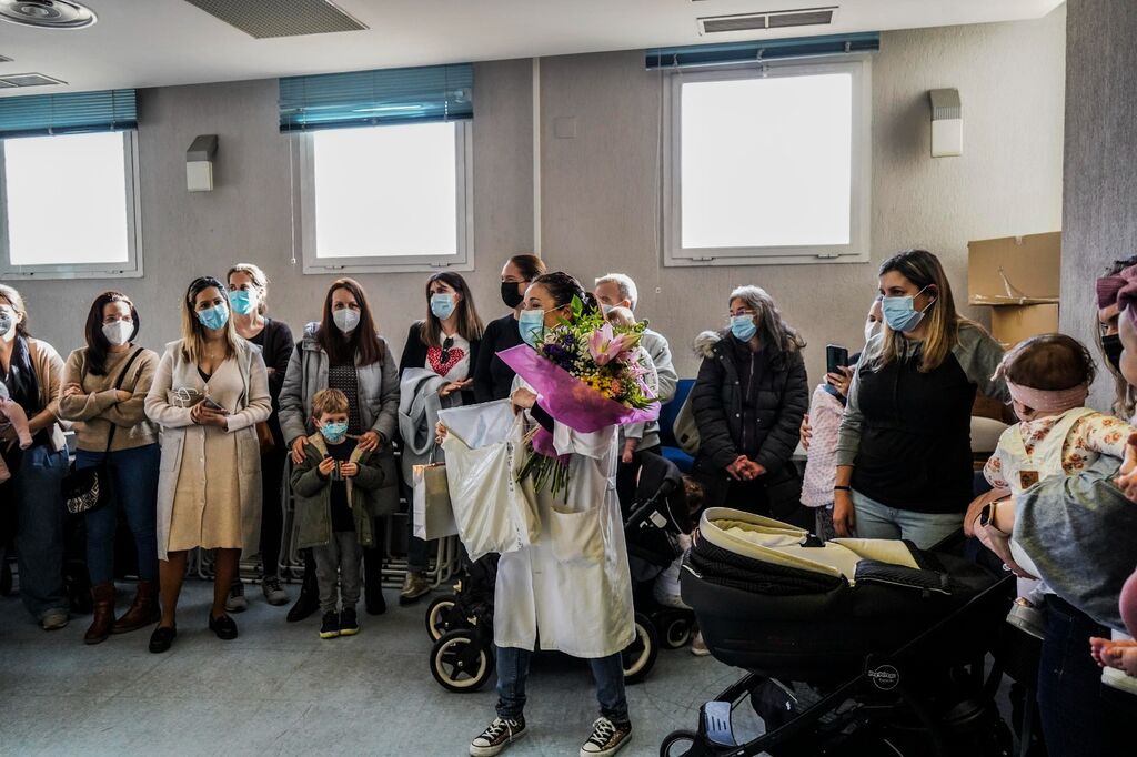 El centro de salud de La Chana re&uacute;ne a mujeres para agradecer el trabajo infinito de una enfermera