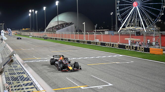 El piloto Max Verstappen cruza la línea de meta del Gran Premio de Bahréin