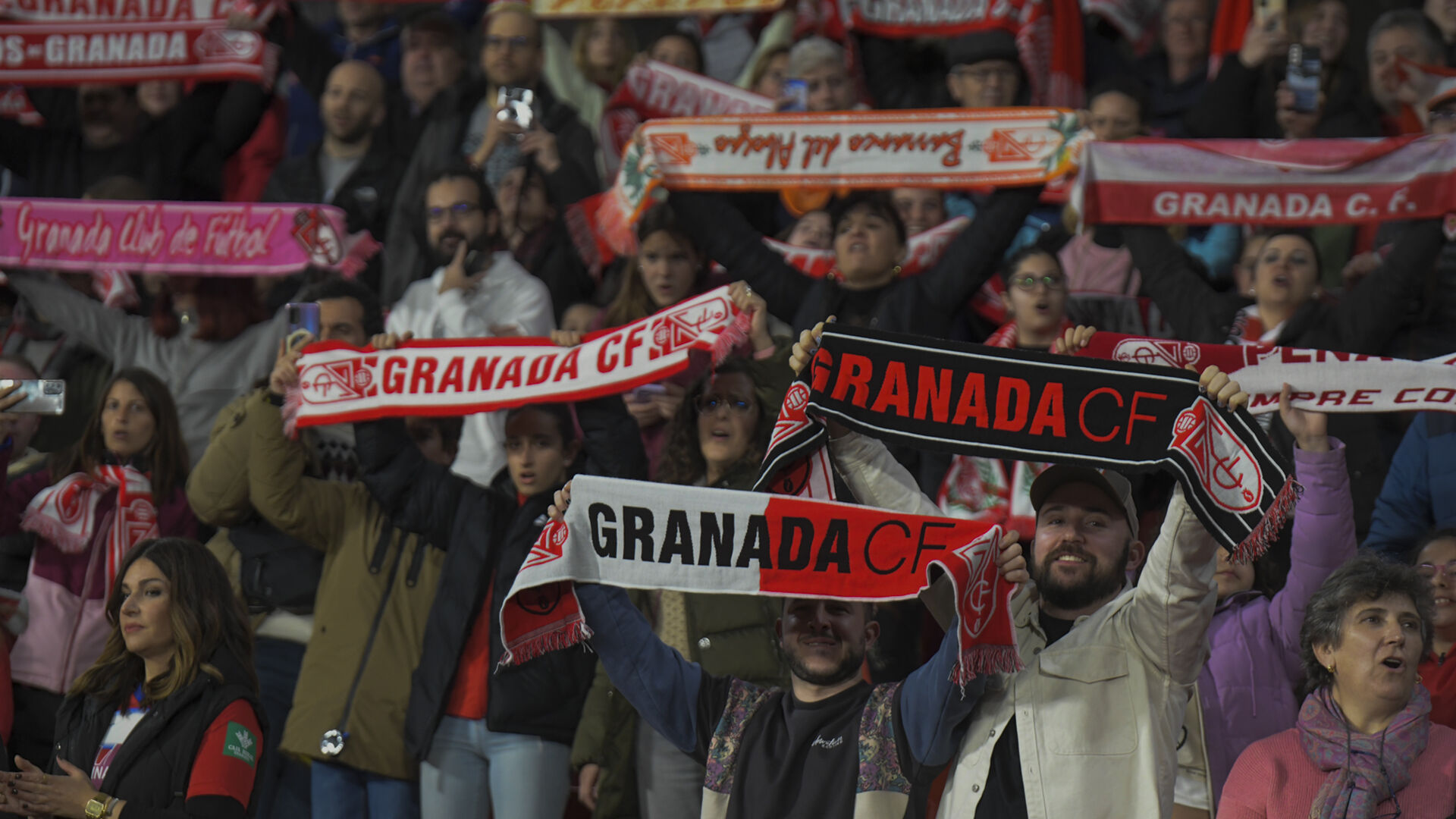 El ambiente en Los C&aacute;rmenes en el duelo copero entre el Granada CF y el Atl&eacute;tico de Madrid