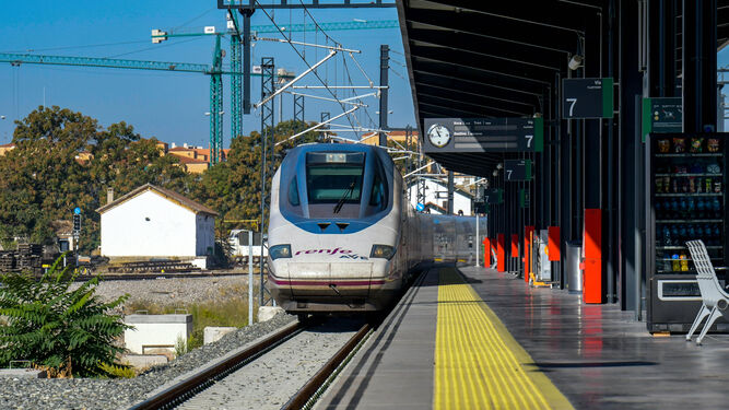 Un tren AVE procedente de Madrid llega a Granada