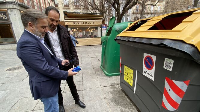 El concejal de Granada, Jacobo Calvo, y el responsable de Ecoembes, Antonio López, escanean una lata con la aplicación