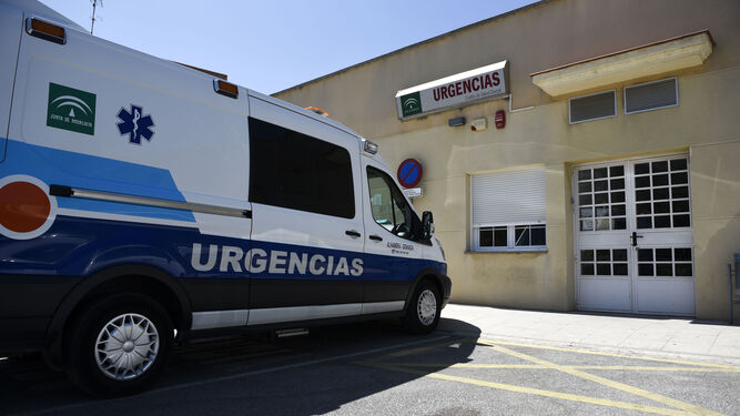 Imagen de archivo de una ambulancia aparcada junto a la puerta de las urgencias del centro de salud de Dúrcal
