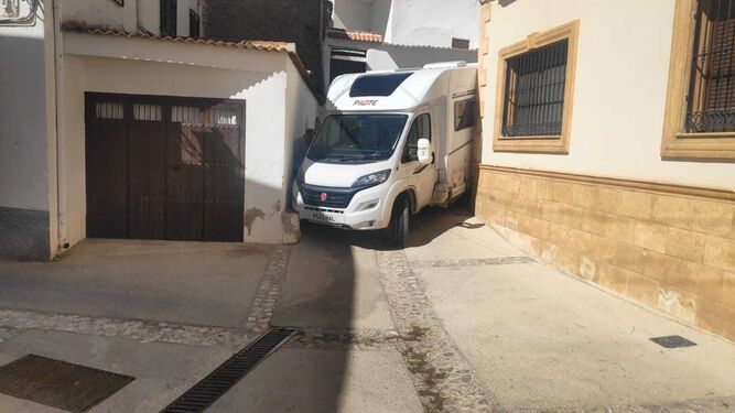 Una caravana se queda atrapada en un municipio de la costa de Granada