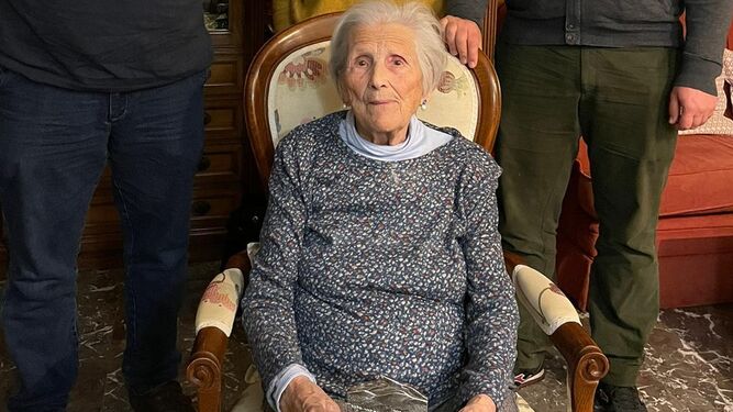 Monachil rinde homenaje a Doña Encarna, la maestra de 101 años que enseñó  a varias generaciones a leer y escribir