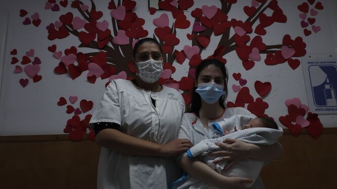 El Hospital Virgen de las Nieves de Granada trata a un bebé con malformación y acoge a su abuela