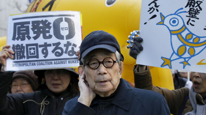 Kenzaburo Oé, en una manifestación antinuclear celebrada en Tokio en 2014.