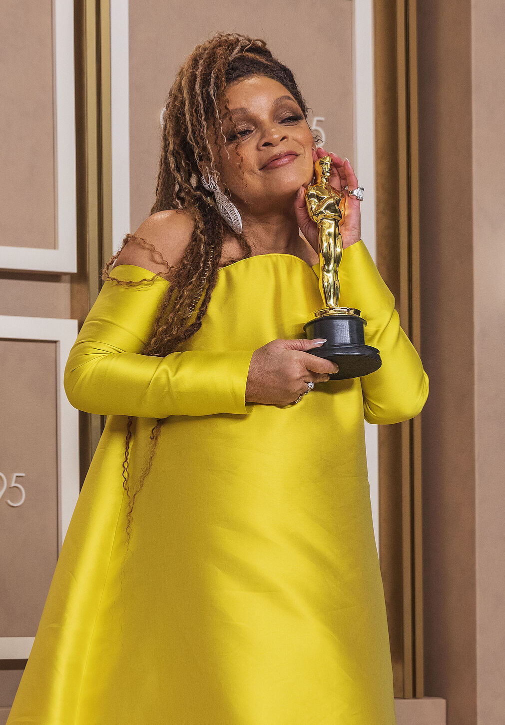 Ruth Carter posa con su Oscar al Mejor vestuario