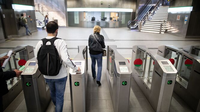 Usuarios del Metro de Granada salen de la estación de Recogidas