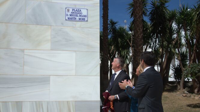 Motril homenajea al abogado Miguel Rojas Martín-Moré renombrando la plaza del Palacio de Justicia