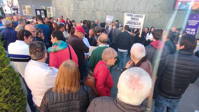 Imagen de la concentración celebrada en el Ayuntamiento de Maracena