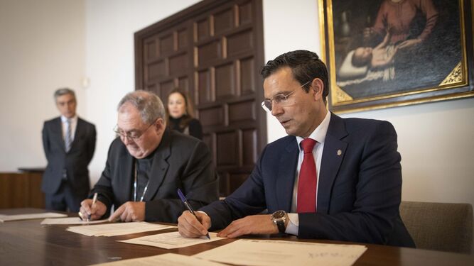 El alcalde de Granada, Franciscdo Cuenca, y el arzobispo de la ciudad, José María Gil Tamayo, firman un convenio