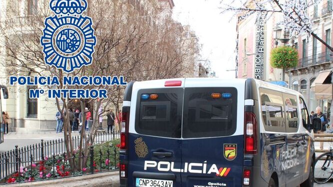 Imagen de archivo de un furgón policial en el centro de Granada