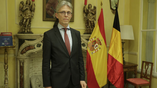 Geert Cockx posa junto a las banderas de España y Bélgica en la sede del Consulado en Sevilla.