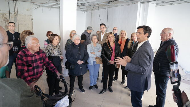 Imagen de la visita del alcalde de Granada al local del Zaidín que será habilitado para sus actividades