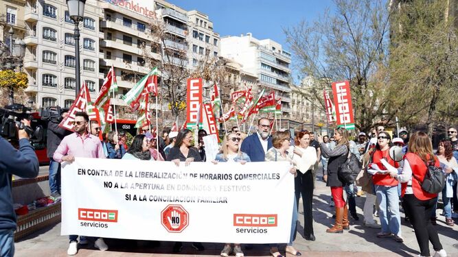 Imagen de la concentración de CCOO para denunciar la ZGAT en Granada
