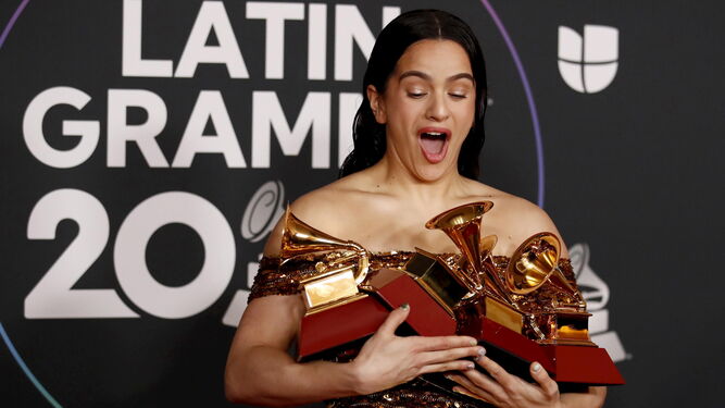 Rosalía recibió tres galardones en la 23 edición de los Grammy Latinos.