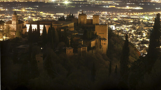 La Alhambra se suma a la 'Hora del Planeta' junto a monumentos históricos de toda España