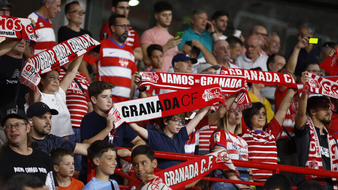 Aficionados del Granada CF en el estadio durante un partido