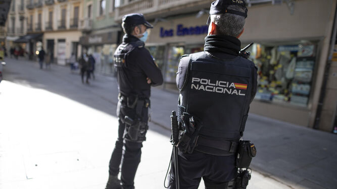 Dos agentes de la Policía Nacional en una calle de Granada.