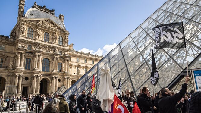 Los empleados del Museo del Louvre bloquean su entrada durante una manifestación.