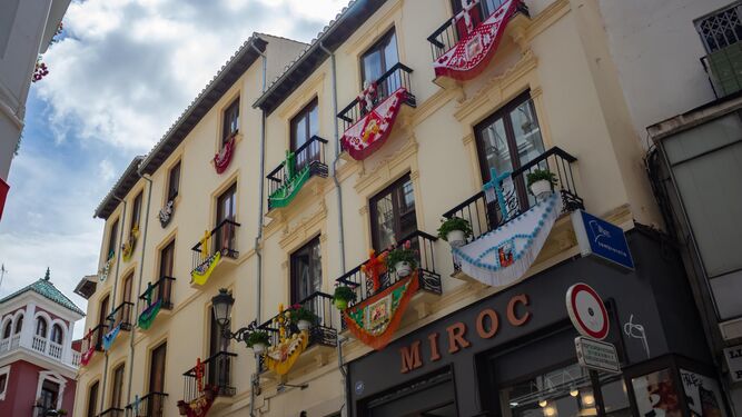 Decoración de balcones en Granada para el día de la Cruz.