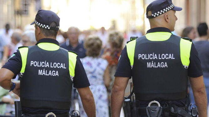 Imagen de archivo de dos agentes de la Policía Local de Málaga