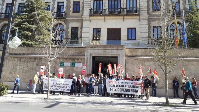 Manifestantes en la entrada de la Delegación de Gobierno de Granada