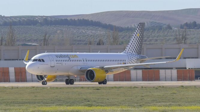 Un avión de la compañía Vueling se prepara para despegar del Aeropuerto de Granada