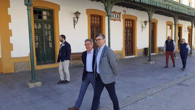 El delegado de empleo de la Junta, Javier Martín, junto al alcalde de Baza, Manuel Gavilán