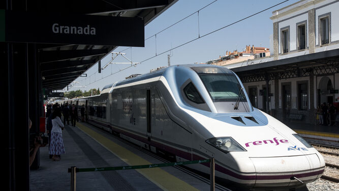 Imagen de archivo del primer tren AVE que llegó a Granada