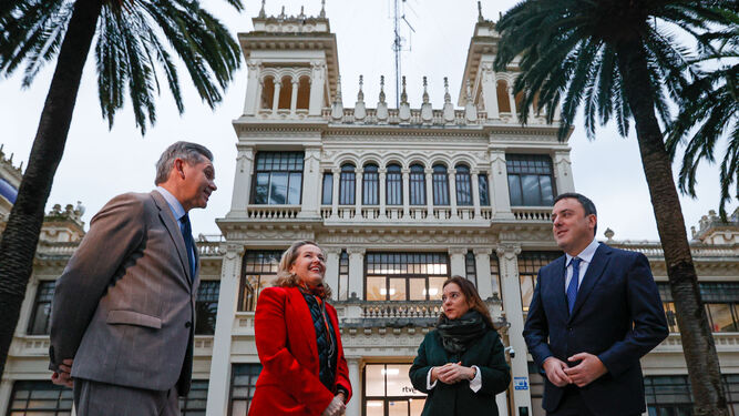 Responsables políticos de A Coruña junto a la ministra Nadia Calviño, en el edificio que albergaría la sede de la AESIA