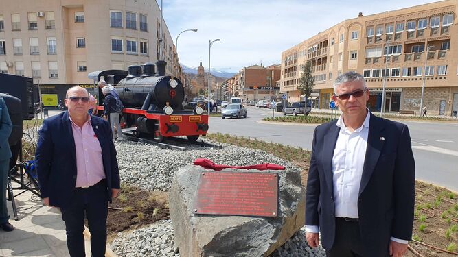 La réplica de la locomotora Guadix queda instalada en el cruce de Benalúa en la ciudad accitana